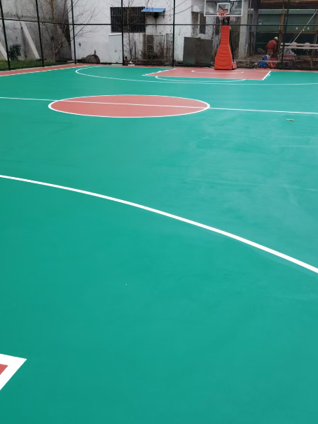 钟祥 球场长期使用易出现地面开裂